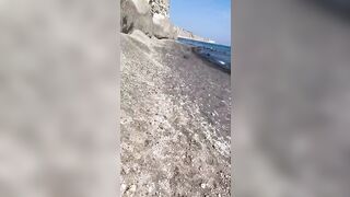 Napoletana tettona scopata a pecora sul bagniasciuga