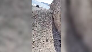 Napoletana tettona scopata a pecora sul bagniasciuga