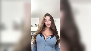 Anteprima del video: Italiana tettona fa una spagnola al compagno