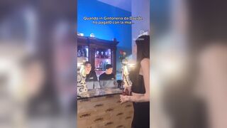 Anteprima del video: Paga al pub con le sue mutandine sporche