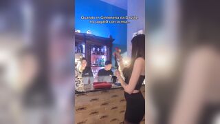 Paga al pub con le sue mutandine sporche