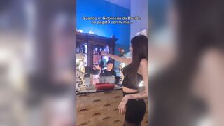 Paga al pub con le sue mutandine sporche