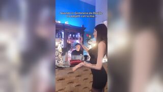 Paga al pub con le sue mutandine sporche