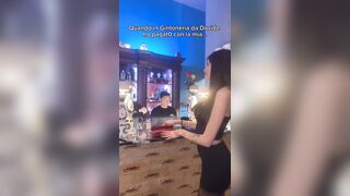 Paga al pub con le sue mutandine sporche