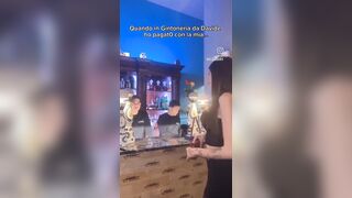 Paga al pub con le sue mutandine sporche