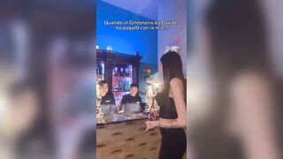 Paga al pub con le sue mutandine sporche