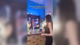 Paga al pub con le sue mutandine sporche