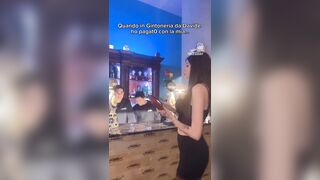 Paga al pub con le sue mutandine sporche