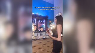 Paga al pub con le sue mutandine sporche