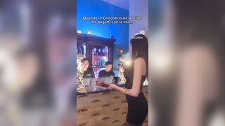 Paga al pub con le sue mutandine sporche