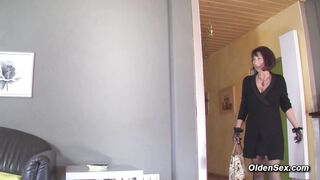 Matura moglie tedesca succhia il cazzo a suo marito