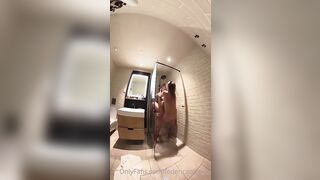 La puttana di Milano si fa scopare brutalmente in doccia