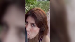 Troia succhia il cazzo in mezzo alla strada