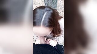 Puttana mantovana succhia cazzo di lui in pubblico