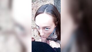 Puttana mantovana succhia cazzo di lui in pubblico