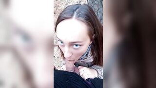 Puttana mantovana succhia cazzo di lui in pubblico