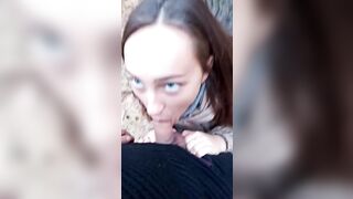 Puttana mantovana succhia cazzo di lui in pubblico