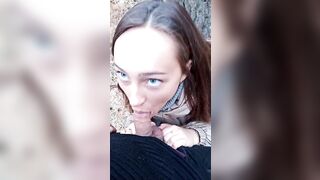 Puttana mantovana succhia cazzo di lui in pubblico