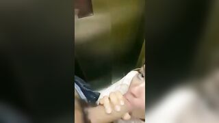 La zoccola me lo suka in ascensore