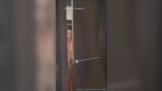 MILF tettona bruna succhia il cazzo in tiro di un suo fan