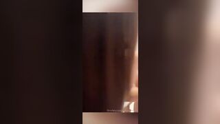 Le ragazze del calippo fanno le troie con un vecchio puttaniere