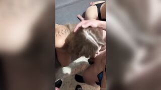 Paolina bionda succhia cazzi si gode in bocca tre uccelli