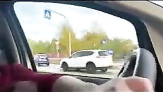 Lui guida lei succhia da vera puttana !