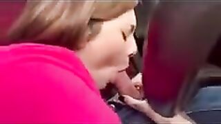 Anteprima del video: Lui guida lei succhia da vera puttana !