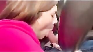 Lui guida lei succhia da vera puttana !