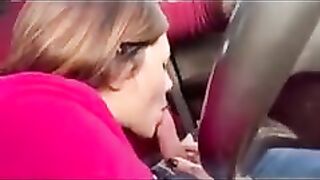 Lui guida lei succhia da vera puttana !