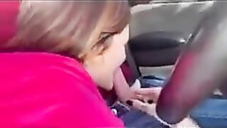 Lui guida lei succhia da vera puttana !