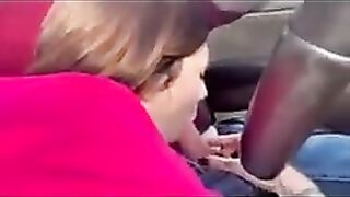 Lui guida lei succhia da vera puttana !