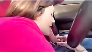 Lui guida lei succhia da vera puttana !