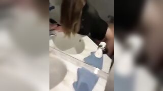 Coppietta italiana tromba in bagno