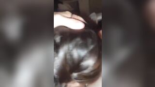 La tipa golosa di cazzo lo succhia come una zoccola