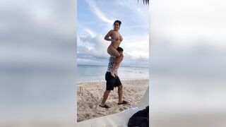 Amica troia mostra le tette grosse