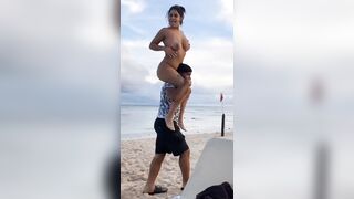 Amica troia mostra le tette grosse