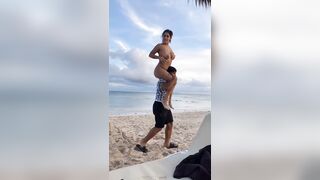 Amica troia mostra le tette grosse