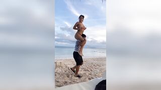 Amica troia mostra le tette grosse