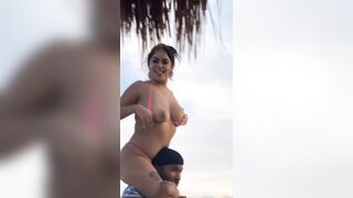 Amica troia mostra le tette grosse