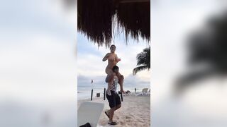 Amica troia mostra le tette grosse