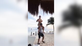 Amica troia mostra le tette grosse