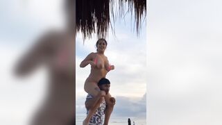 Amica troia mostra le tette grosse