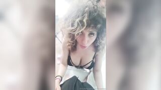 Ragazza riccia chiavata da bel cazzone duro