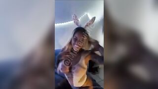 Biondona dalle tette spazial isi diverte coldildo