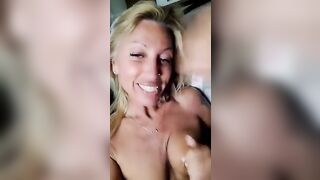 Milf bionda maiala se la spassa con due cazzi duri