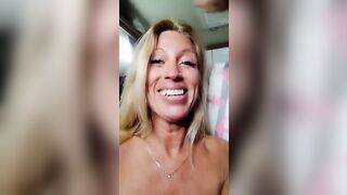 Milf bionda maiala se la spassa con due cazzi duri