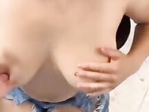 Studentessa tettona spompina il compagno di banco a scuola