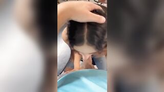 Studentessa tettona spompina il compagno di banco a scuola