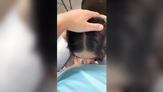 Studentessa tettona spompina il compagno di banco a scuola